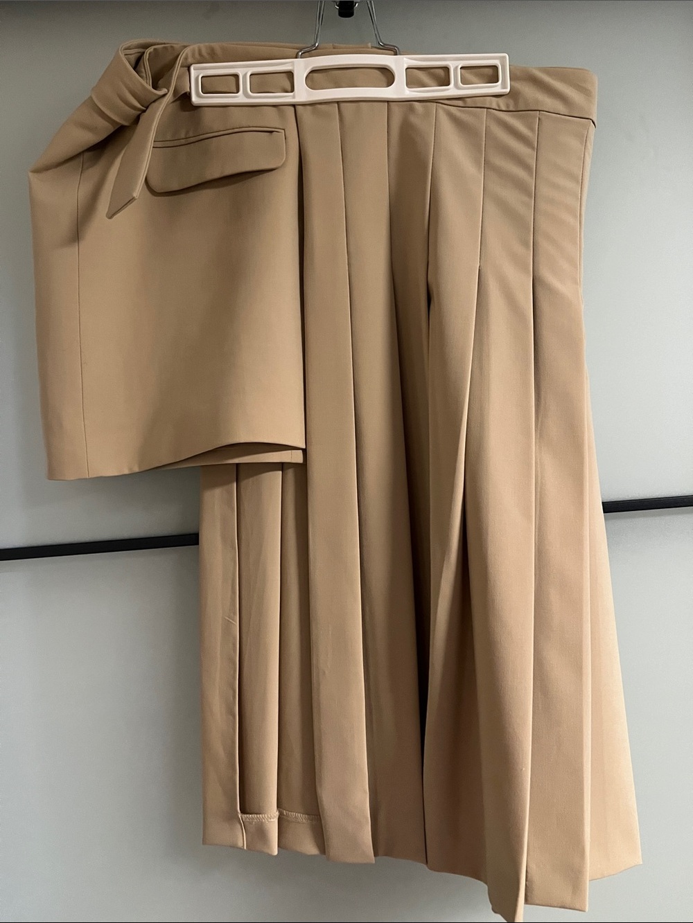 π Zara Beige Asymmetrical Pleated Skirt - Picture 2 of 6